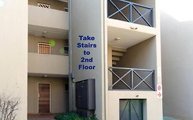 Modern Apartment In Culturally Vibrant Melville 22